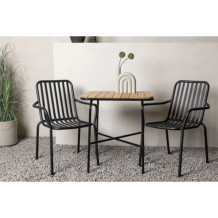 Ebuy24 Gartentisch-Set Holmbeck - Gesamtumfang: 3 -tlg., L x B x H: 70 x 88 x 74 cm, Ø x H: 88 x 74 cm, Akazie Stahl Aluminium, Stapelbar - Outdoor-Bistrotisch mit Holzplatte und zwei schwarzen Metall-Lattenstühlen mit Armlehnen.