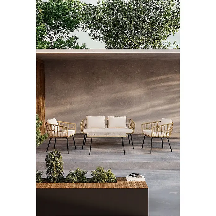 Ebuy24 Loungemöbel-Set Ortigia - 4 -tlg., Stahl, Natur - Outdoor-Sitzgruppe mit hellem Rattansofa, zwei Sesseln, Couchtisch, cremefarbenen Kissen und schwarzen Beinen auf einer Terrasse.