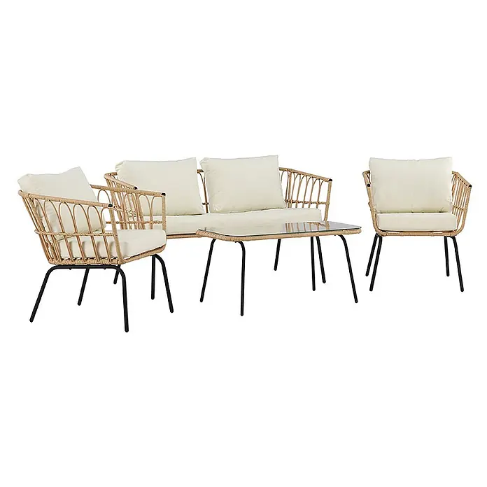 Ebuy24 Loungemöbel-Set Ortigia - 4 -tlg., Stahl, Natur - Helles Rattan-Gartenmöbelset mit cremefarbenen Kissen, zwei Sesseln, Zweiersofa und Glastisch mit schwarzen Beinen.