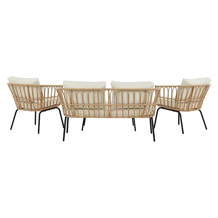 Ebuy24 Loungemöbel-Set Ortigia - 4 -tlg., Stahl, Natur - Helle Rattan-Gartenmöbel-Garnitur: zwei Sessel und ein Sofa mit cremefarbenen Kissen und schwarzen Metallbeinen.