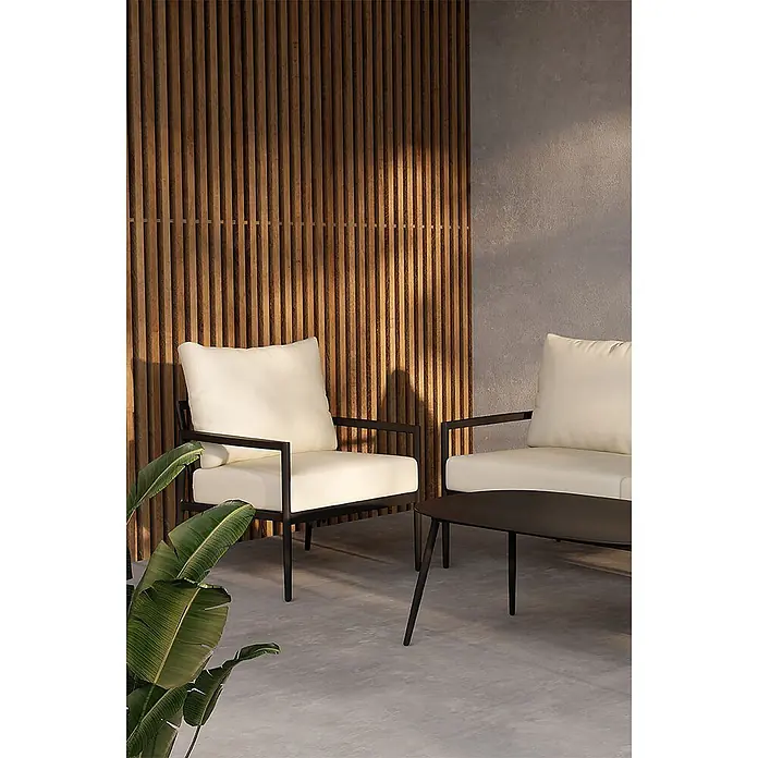 Ebuy24 Loungemöbel-Set Taromina - 4 -tlg., Aluminium, Schwarz - Zwei moderne schwarze Metall-Gartenstühle mit cremefarbenen Kissen und passendem Couchtisch auf einer Terrasse.
