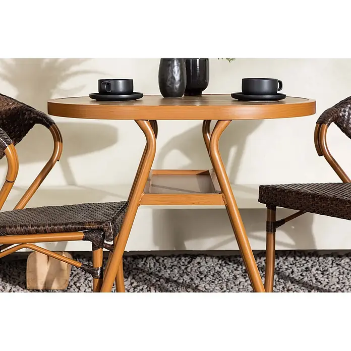 Ebuy24 Gartentisch-Set Abrantes - Gesamtumfang: 3 -tlg., L x B x H: 80 x 80 x 74 cm, Ø x H: 80 x 74 cm, Aluminium, Stapelbar - Outdoor-Bistro-Set mit rundem Holztisch und zwei dunkelbraunen Korbstühlen mit hellbraunem Gestell auf einem Kiesweg.