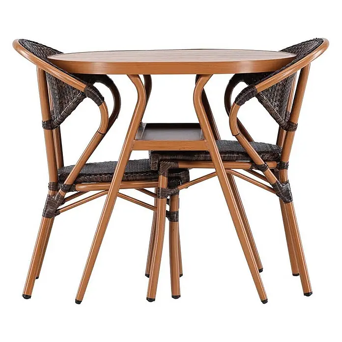 Ebuy24 Gartentisch-Set Abrantes - Gesamtumfang: 3 -tlg., L x B x H: 80 x 80 x 74 cm, Ø x H: 80 x 74 cm, Aluminium, Stapelbar - Braunes Rattan-Bistroset mit rundem Tisch und zwei darunter geschobenen Stühlen.