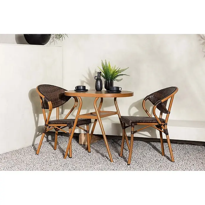 Ebuy24 Gartentisch-Set Abrantes - Gesamtumfang: 3 -tlg., L x B x H: 80 x 80 x 74 cm, Ø x H: 80 x 74 cm, Aluminium, Stapelbar - Ein dunkelbraunes geflochtenes Bistrot-Set mit hellbraunen Metallrahmen, bestehend aus einem runden Tisch und zwei Stühlen, draußen auf Kies platziert.