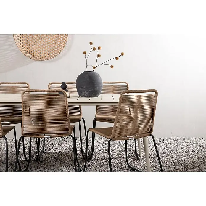 Ebuy24 Gartentisch-Set Lina - Gesamtumfang: 7 -tlg., L x B x H: 90 x 200 x 75 cm, Ø x H: 90 x 75 cm, Aluminium, Stapelbar - Beige geflochtene Seilstühle mit schwarzen Metallbeinen und einem hellen Gartentisch auf einer Terrasse.