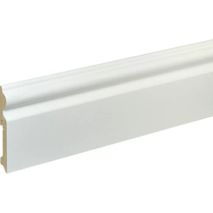 Sockelleiste FU116L - 240 cm x 15 mm x 115 mm, MDF, Weiß, Foliert - Nahaufnahme einer weißen Fußleiste mit abgerundetem Profil. Ideal für stilvolle Raumgestaltung und als dekoratives Element.