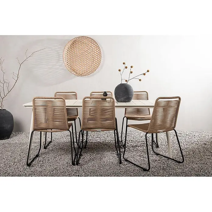 Ebuy24 Gartentisch-Set Lina - Gesamtumfang: 7 -tlg., L x B x H: 90 x 200 x 75 cm, Ø x H: 90 x 75 cm, Aluminium, Stapelbar - Outdoor-Essgruppe mit hellem Tisch und geflochtenen Stühlen mit schwarzen Gestellen, auf Kiesboden angeordnet.