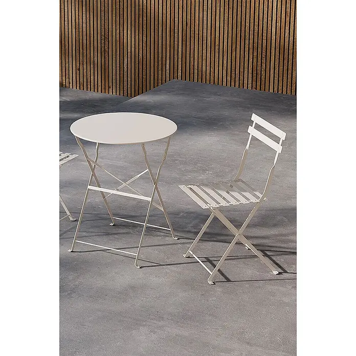 Ebuy24 Loungemöbel-Set Tao - 3 -tlg., Stahl, Beige - Cremefarbener Metall-Klapp-Bistrotisch und passender Klappstuhl auf Beton für den Außenbereich.