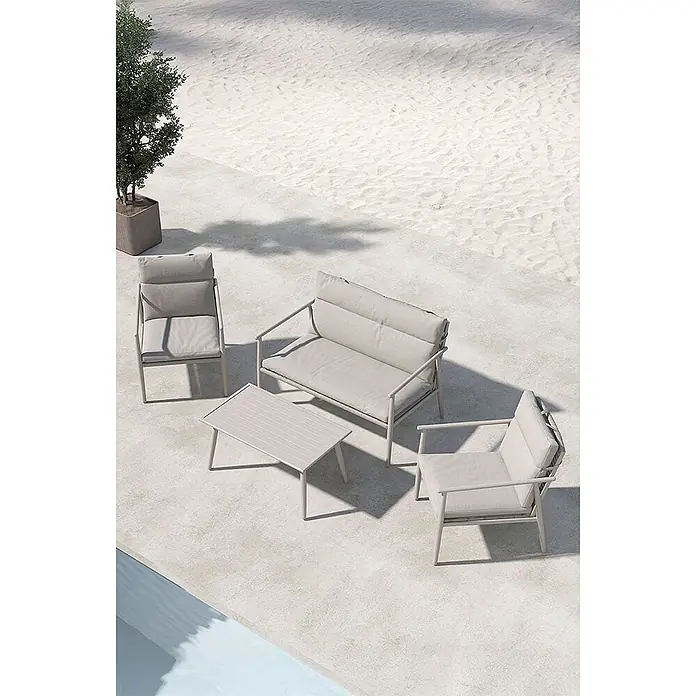 Ebuy24 Loungemöbel-Set Mazzaro - 4 -tlg., Stahl, Beige - Helles Outdoor-Loungeset mit Sofa, zwei Sesseln und Couchtisch, beigen Kissen, auf einer Terrasse.