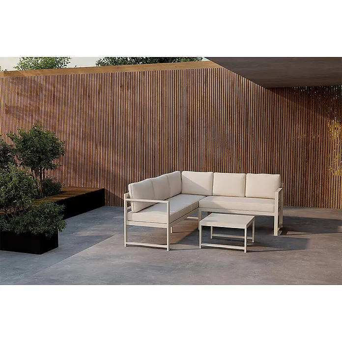 Ebuy24 Loungemöbel-Set Salvador - 2 -tlg., Aluminium, Beige - Beiges Outdoor-Ecksofa mit hellen Kissen und passendem Couchtisch auf einer Betonterrasse.