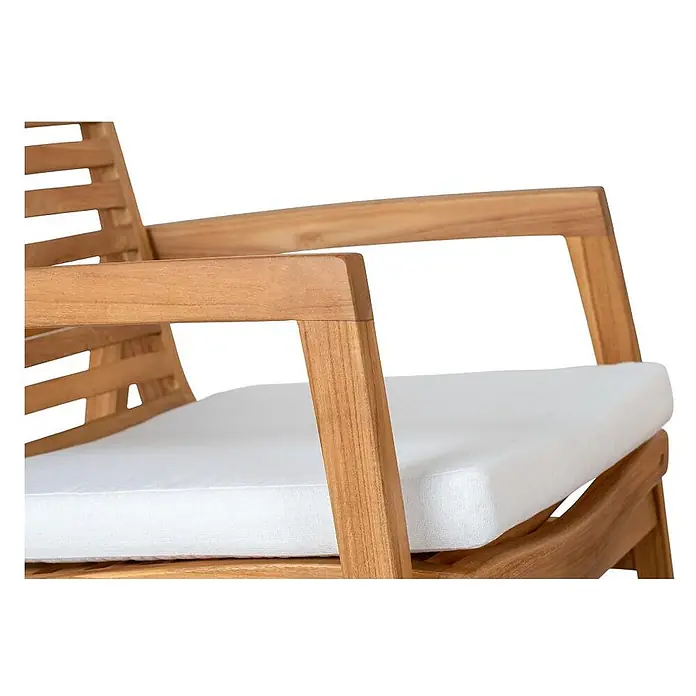 Ebuy24 Loungemöbel-Set Sanna - 4 -tlg., Teak, Teak - Nahaufnahme eines Holzsessels mit Lattenrücken und dickem weißem Sitzkissen, Fokus auf Armlehne und Sitzbereich.