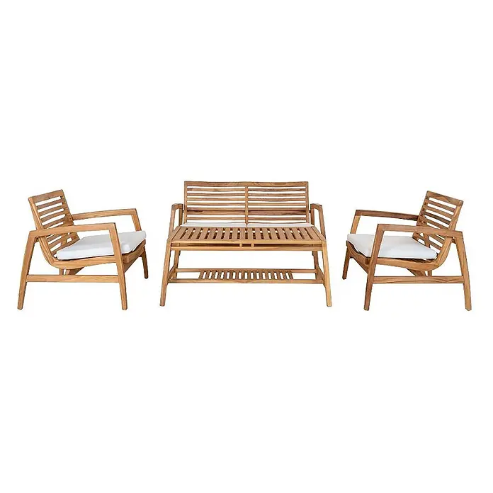 Ebuy24 Loungemöbel-Set Sanna - 4 -tlg., Teak, Teak - Helles, lamellenförmiges Gartenmöbel-Set aus Holz: zwei Sessel und eine Zweisitzerbank mit weißen Polstern.