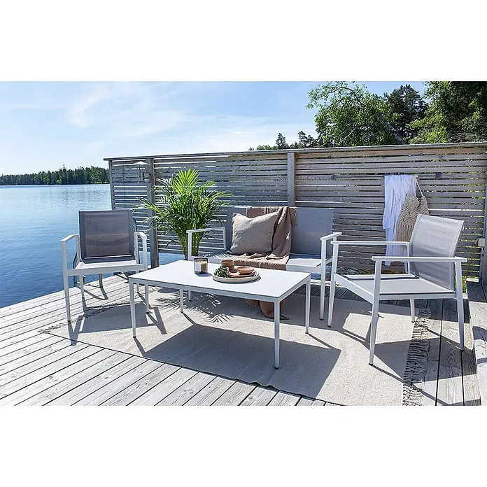 Ebuy24 Loungemöbel-Set Break - 4 -tlg., Aluminium, Weiß - Helles graues Outdoor-Lounge-Set mit dunkelgrauer Netzbespannung, bestehend aus Sofa, zwei Stühlen und Couchtisch, auf einer Terrasse am See.