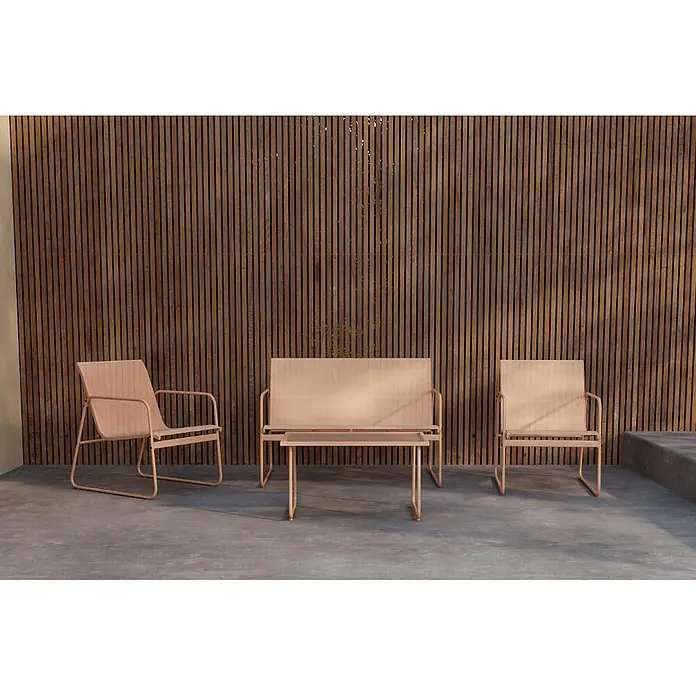 Ebuy24 Loungemöbel-Set Scopello - 4 -tlg., Stahl, Beige - Hellrosa Gartenmöbel-Set: zwei Sessel, ein Zweisitzer und ein Tisch auf einer Terrasse.