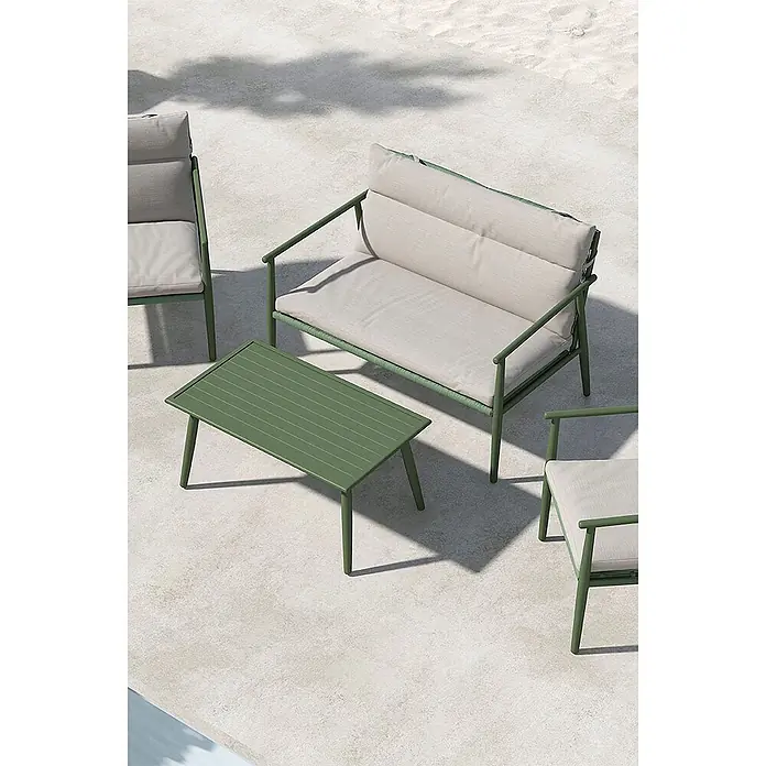 Ebuy24 Loungemöbel-Set Mazzaro - 4 -tlg., Stahl, Grün - Grüne Outdoor-Lounge-Möbel aus Metall mit hellen Polstern und passendem Latten-Couchtisch auf Betonboden.