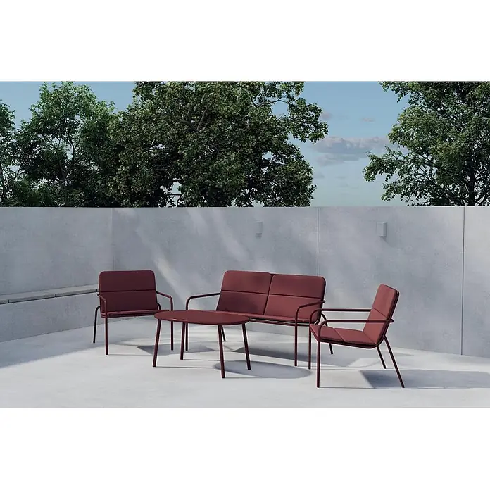 Ebuy24 Loungemöbel-Set Fourni - 2 -tlg., Stahl, Bordeaux - Dunkelrotes Outdoor-Lounge-Set: ein Zweisitzer-Sofa, zwei Sessel und ein ovaler Couchtisch mit Metallgestellen, auf einer Terrasse arrangiert.