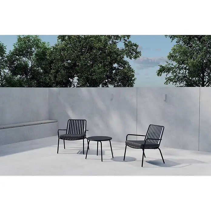 Ebuy24 Loungemöbel-Set Mykonos - 3 -tlg., Stahl, Schwarz - Zwei schwarze Metall-Gartenstühle mit dunklen Polstern und passendem Rundtisch auf einer Beton-Terrasse mit Bank.