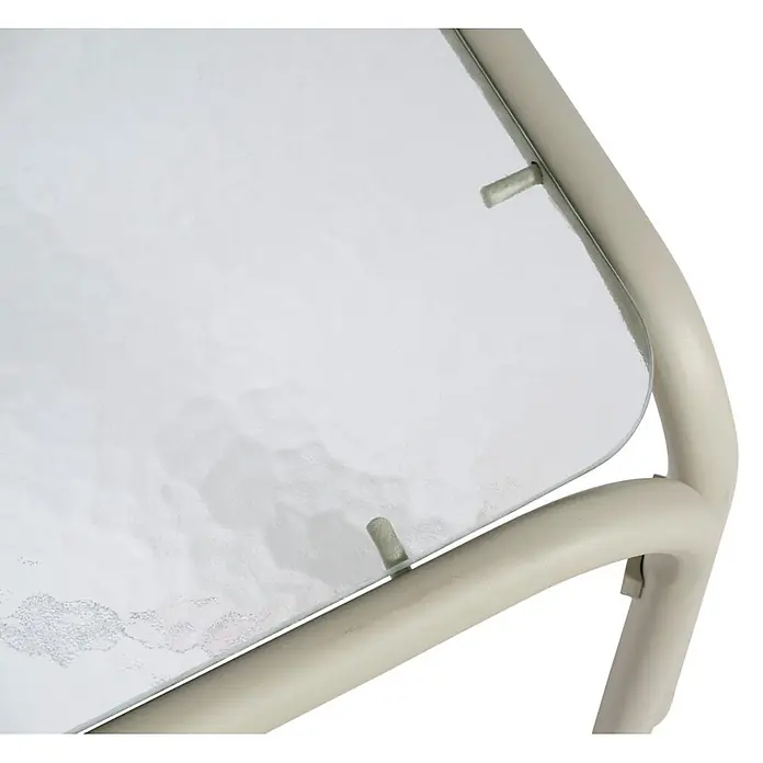 Ebuy24 Loungemöbel-Set Olga - 3 -tlg., Aluminium, Glas, Polyester, TPU, Beige - Nahaufnahme einer strukturierten Glastischplatte, befestigt in einem beigefarbenen Metallrahmen mit kleinen beigen Stoppern.