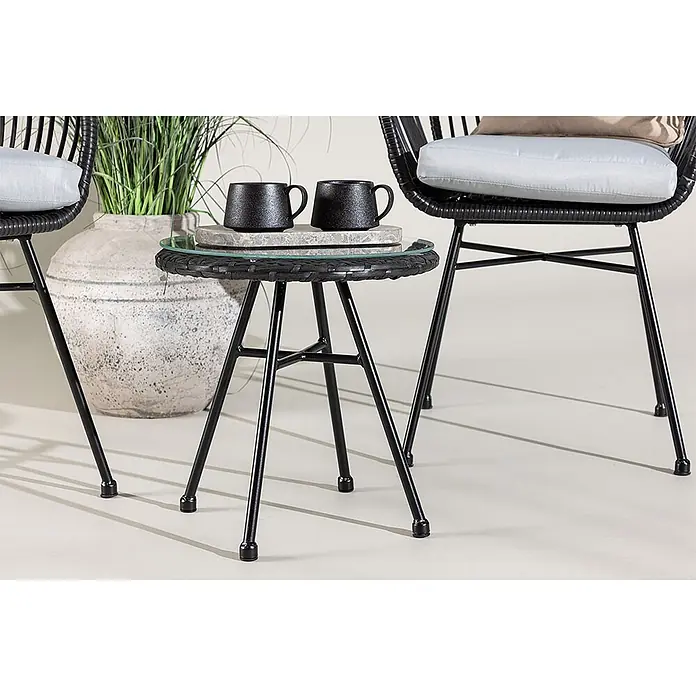 Ebuy24 Loungemöbel-Set Viga - 3 -tlg., Korbmöbel, Schwarz - Kleiner schwarzer Outdoor-Beistelltisch mit Glasplatte, zwischen zwei schwarzen Korbstühlen platziert.