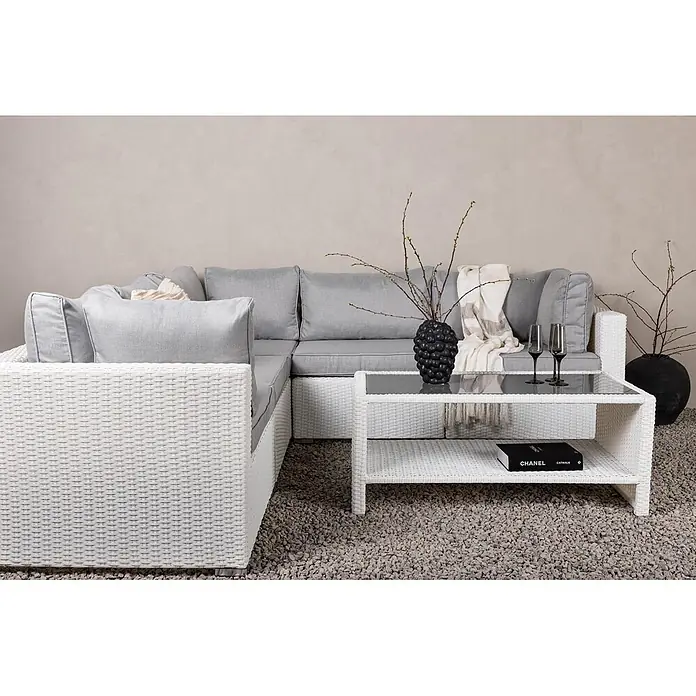 Ebuy24 Loungemöbel-Set Amazon - 2 -tlg., Aluminium Glas Korbmöbel Polyester Schaum, Grau - Weiße Outdoor-Ecksofa-Garnitur mit grauen Kissen und passendem Couchtisch mit Glasplatte auf Kies.