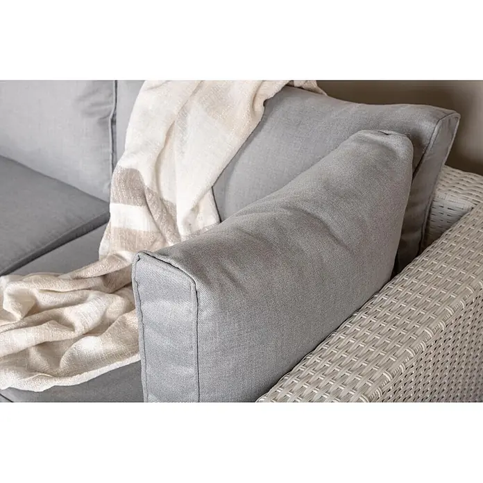 Ebuy24 Loungemöbel-Set Amazon - 2 -tlg., Aluminium Glas Korbmöbel Polyester Schaum, Grau - Hellgraues Outdoor-Sofa mit Textilpolstern und hellem Flechtgestell, drapiert mit beigefarbener gestreifter Decke.