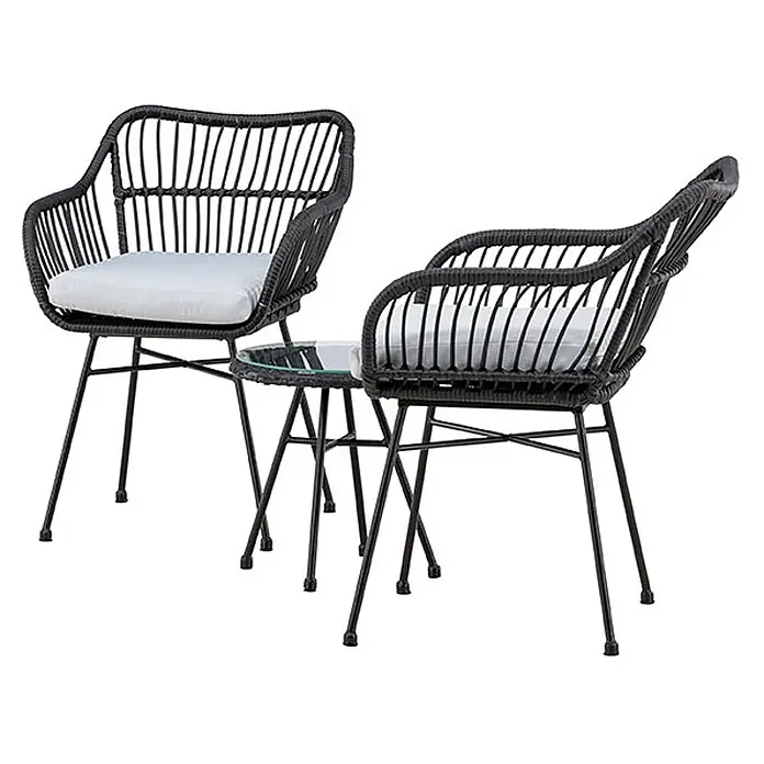 Ebuy24 Loungemöbel-Set Viga - 3 -tlg., Korbmöbel, Schwarz - Schwarze Outdoor-Sessel aus Geflecht mit weißen Kissen und passendem Glas-Bistrotisch.