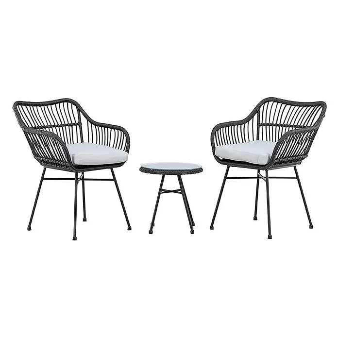 Ebuy24 Loungemöbel-Set Viga - 3 -tlg., Korbmöbel, Schwarz - Dunkelgraues Rattan-Gartenmöbel-Set mit zwei Sesseln, weißen Kissen und einem kleinen Glastisch.