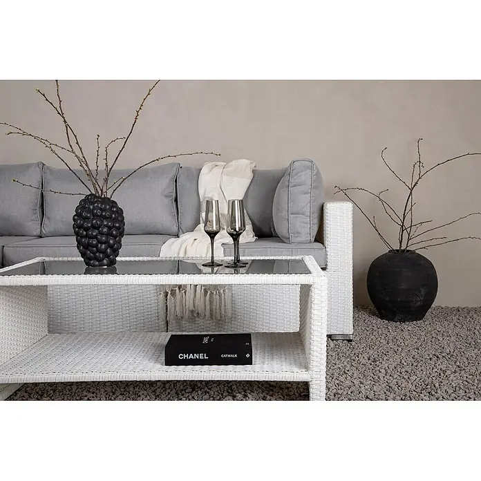 Ebuy24 Loungemöbel-Set Amazon - 2 -tlg., Aluminium Glas Korbmöbel Polyester Schaum, Grau - Weißes Rattan-Gartenset mit Sofa und Couchtisch und grauen Kissen, arrangiert für einen gemütlichen Außenbereich.