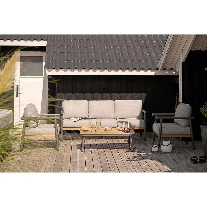 Ebuy24 Loungemöbel-Set Camilla - 4 -tlg., Nonwood (PE), Aluminium, Polyester, Graubeige - Outdoor-Sitzgruppe mit grauem Stoffsofa, Sesseln mit dunklen Gestellen und Holz-Couchtisch auf einer Terrasse.