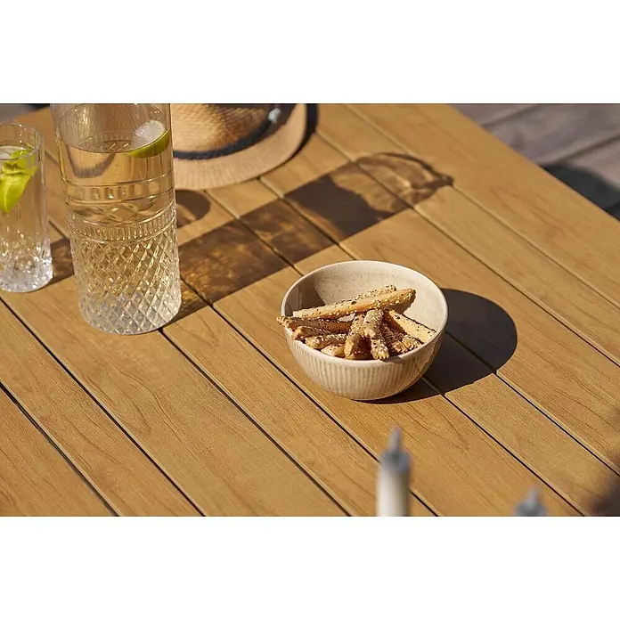 Ebuy24 Loungemöbel-Set Camilla - 4 -tlg., Nonwood (PE), Aluminium, Polyester, Graubeige - Hellbrauner Lattenholztisch mit Getränken und Snacks, ideal für Garten oder Terrasse.