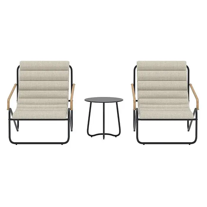 Ebuy24 Loungemöbel-Set Ithaka - Stahl, Schwarz - Zwei beigefarbene, gerippte Loungesessel mit schwarzen Metallgestellen und Holzarmlehnen, flankieren einen runden schwarzen Beistelltisch.