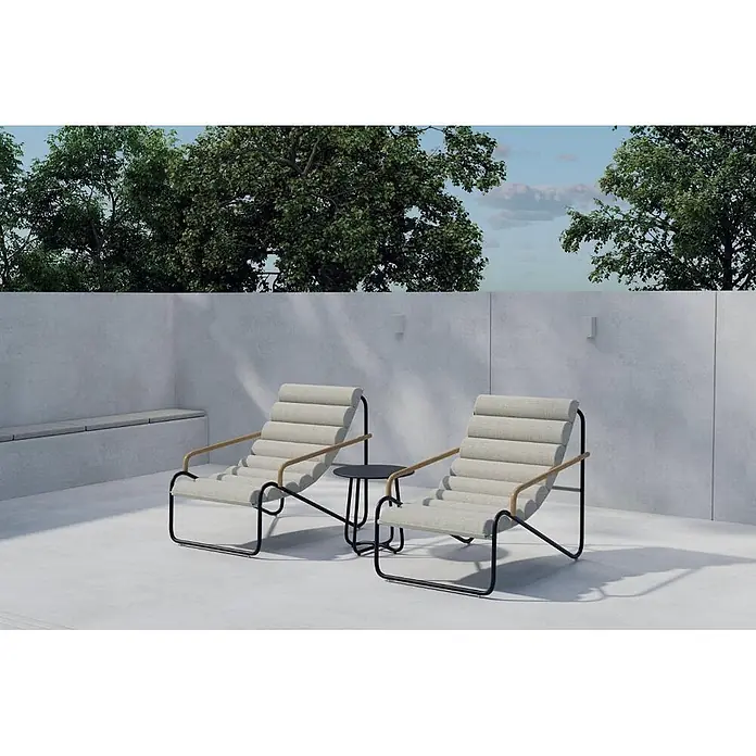 Ebuy24 Loungemöbel-Set Ithaka - Stahl, Schwarz - Zwei hellbeige Lounge-Sessel mit schwarzen Gestellen und Holzarmlehnen, mit kleinem schwarzem Beistelltisch auf einer Terrasse.