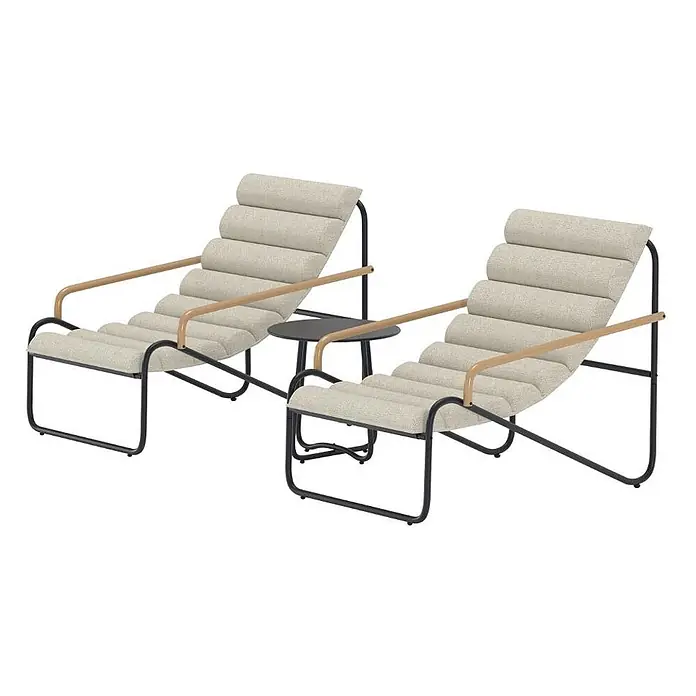 Ebuy24 Loungemöbel-Set Ithaka - Stahl, Schwarz - Zwei hellbeige, gerippte Liegestühle mit schwarzen Gestellen und Holzarmlehnen, flankieren einen kleinen schwarzen Beistelltisch.