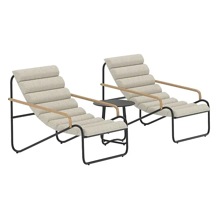 Ebuy24 Loungemöbel-Set Ithaka - Stahl, Schwarz - Zwei moderne Loungesessel mit hellbeigem geripptem Stoff, schwarzen Metallgestellen und Holzarmlehnen, mit einem kleinen dunkelgrauen Beistelltisch dazwischen.