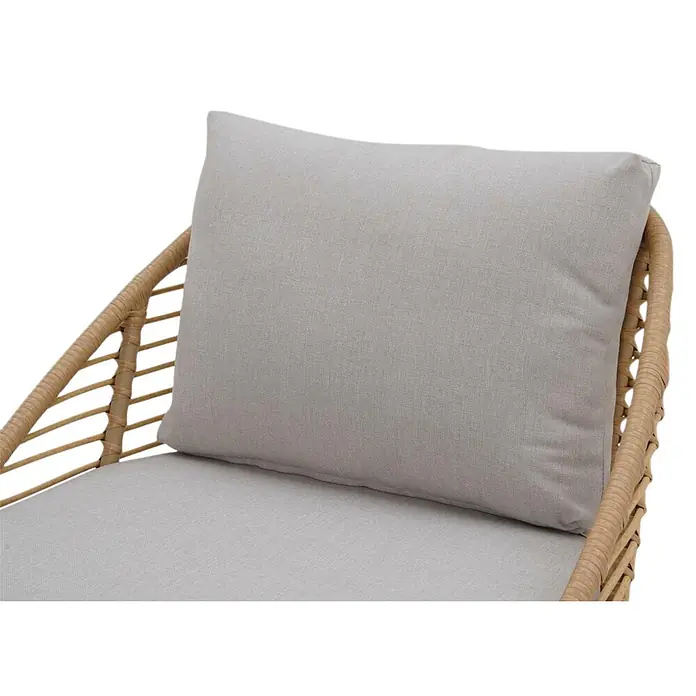 Ebuy24 Loungemöbel-Set Frederikke - 3 -tlg., Aluminium, Nonwood, Polyester, Rattan, Natur - Hellgraue Stoffkissen auf einem beigefarbenen Korbstuhl.