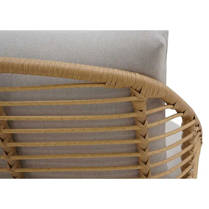 Ebuy24 Loungemöbel-Set Frederikke - 3 -tlg., Aluminium, Nonwood, Polyester, Rattan, Natur - Rückenlehne eines Stuhls aus natürlichem Rattan mit hellgrauem Kissen.