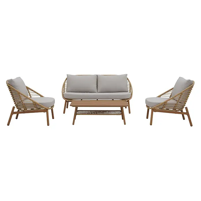 Ebuy24 Loungemöbel-Set Frederikke - 3 -tlg., Aluminium, Nonwood, Polyester, Rattan, Natur - Beige geflochtene Outdoor-Lounge-Sitzgruppe: zwei Sessel, ein Zweisitzer-Sofa und ein Couchtisch mit hellgrauen Kissen.
