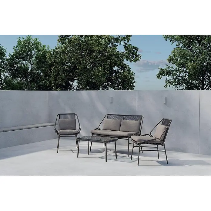 Ebuy24 Loungemöbel-Set Zakynthos - 4 -tlg., Stahl, Braun - Anthrazitfarbenes Outdoor-Möbelset mit Kissen auf einer Terrasse, bestehend aus einem Sofa, zwei Stühlen und einem Couchtisch.