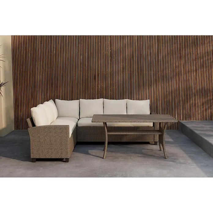 Ebuy24 Loungemöbel-Set Brentwood - 2 -tlg., Aintwood, Beige - Braunes Polyrattan L-förmiges Outdoor-Sofa mit cremefarbenen Kissen und passendem rechteckigem Tisch auf einer Terrasse.