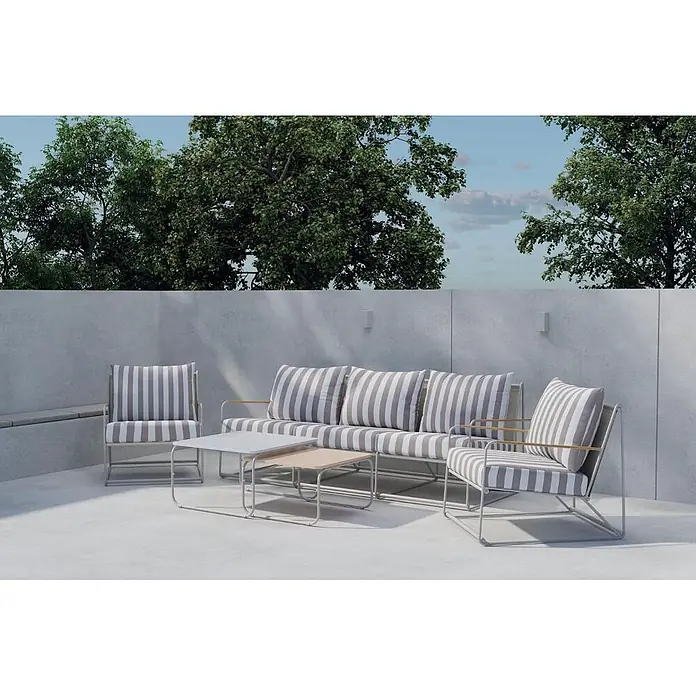 Ebuy24 Loungemöbel-Set Palazzo - 4 -tlg., Stahl, Beige - Outdoor-Sitzgruppe mit hellen Metallrahmen, Holzarmlehnen und grau-weiß gestreiften Kissen auf einer Betonterrasse.