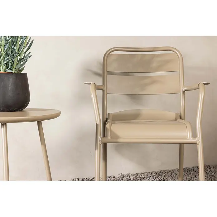 Ebuy24 Loungemöbel-Set Faro - 3 -tlg., Aluminium, Beige - Beiger Metall-Gartensessel und runder Beistelltisch, mit Topfpflanze dekoriert.
