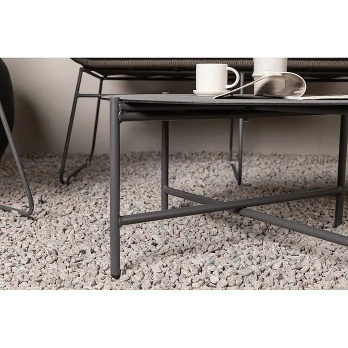 Ebuy24 Loungemöbel-Set Davao - 4 -tlg., Polyester Seil Stahl, Braun - Dunkelgrauer Outdoor-Couchtisch aus Metall auf Kies mit Tasse und Zeitung.