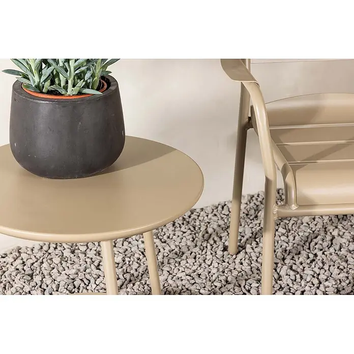 Ebuy24 Loungemöbel-Set Faro - 3 -tlg., Aluminium, Beige - Beiger Metall-Beistelltisch für draußen mit Pflanze, neben passendem Stuhl auf Kies.