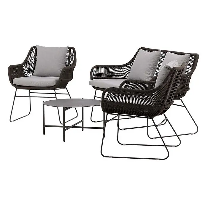 Ebuy24 Loungemöbel-Set Davao - 4 -tlg., Polyester Seil Stahl, Braun - Gartenmöbel-Set: zwei dunkelbraune Sessel, ein passendes Zweisitzer-Sofa und ein runder Couchtisch mit grauen Kissen.