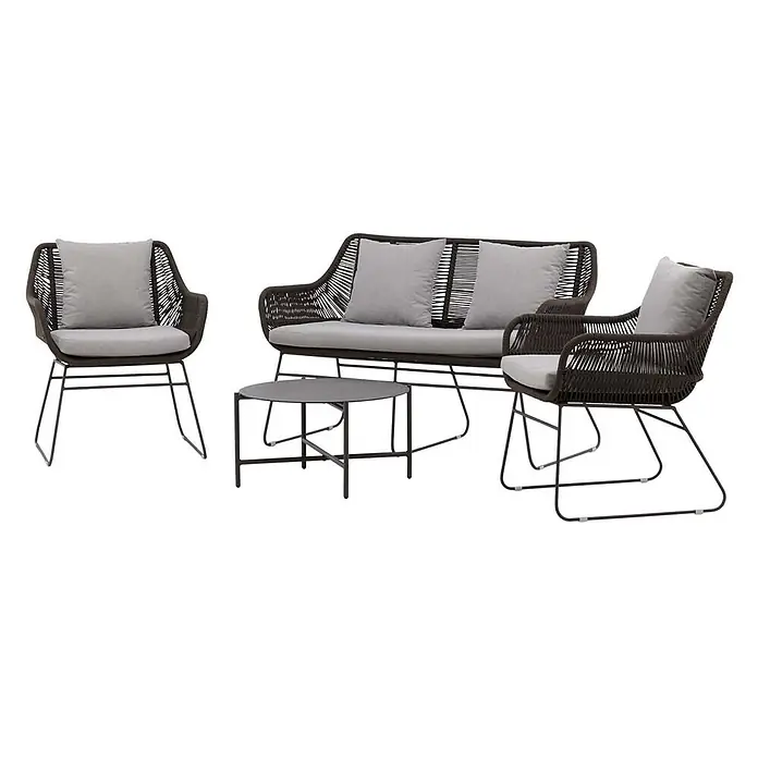 Ebuy24 Loungemöbel-Set Davao - 4 -tlg., Polyester Seil Stahl, Braun - Outdoor Lounge-Set: dunkelbraunes geflochtenes Seilsofa, zwei Sessel, hellgraue Kissen, runder Couchtisch, dunkle Metallrahmen.
