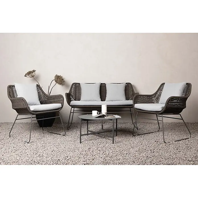 Ebuy24 Loungemöbel-Set Davao - 4 -tlg., Polyester Seil Stahl, Braun - Outdoor-Lounge-Set: zwei dunkelbraune Sessel, ein Zweiersofa, hellgraue Kissen, graue Metallrahmen und ein runder Couchtisch auf Kies.