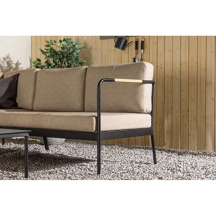 Ebuy24 Loungemöbel-Set Pehnna - 2 -tlg., Stahl, Beige - Beiges Outdoor-Sofa mit schwarzem Metallrahmen und hellen Holzarmlehnen auf einem Kiesweg.