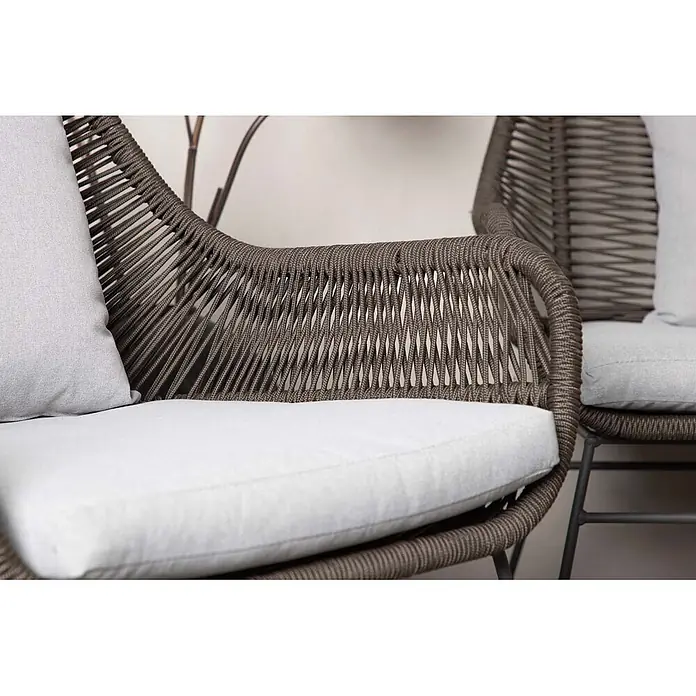 Ebuy24 Loungemöbel-Set Davao - 4 -tlg., Polyester Seil Stahl, Braun - Dunkelgrauer Sessel aus geflochtenem Seil mit hellgrauen Kissen, Nahaufnahme des Armlehnen-Details.