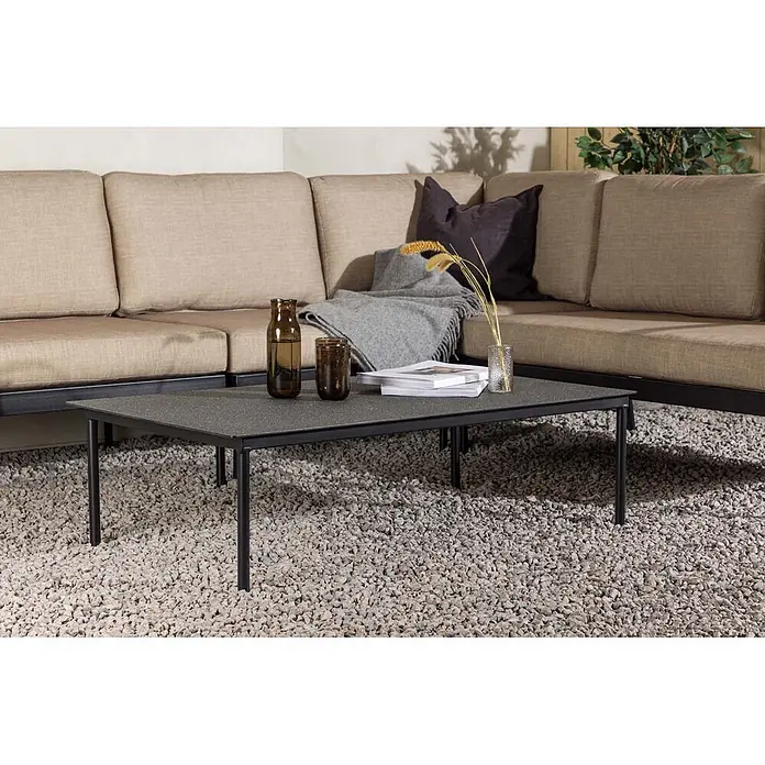 Ebuy24 Loungemöbel-Set Pehnna - 2 -tlg., Stahl, Beige - Outdoor-Lounge-Set mit schwarz gerahmtem Sofa und beigen Kissen, dazu ein dunkelgrau gesprenkelter Couchtisch auf Kies.