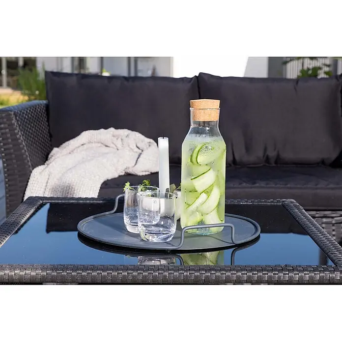 Ebuy24 Loungemöbel-Set Haiti - 4 -tlg., Korbmöbel, Schwarz - Eine Glasflasche mit Gurkenwasser und Korkverschluss, zwei Gläser und ein dunkles Tablett auf einem schwarzen Korbtisch im Freien.